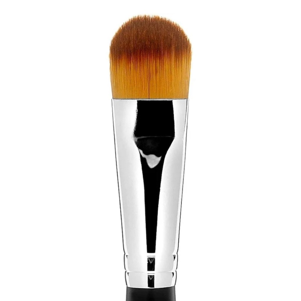 NWOT Studio Gear #16 Foundation Brush